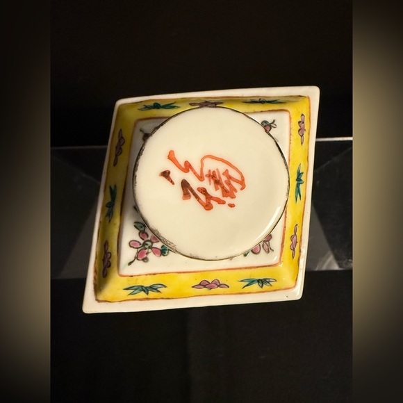 🏮 Vintage Chinese Porcelain Famille Rose Diamond-Shaped Vase / Tea Caddy - Picture 7 of 10